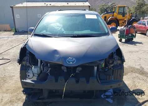 2012 Toyota Sienna Le V6 8 Passenger z USA, uszkodzony, nr VIN 5TDKK3DC8CS267722